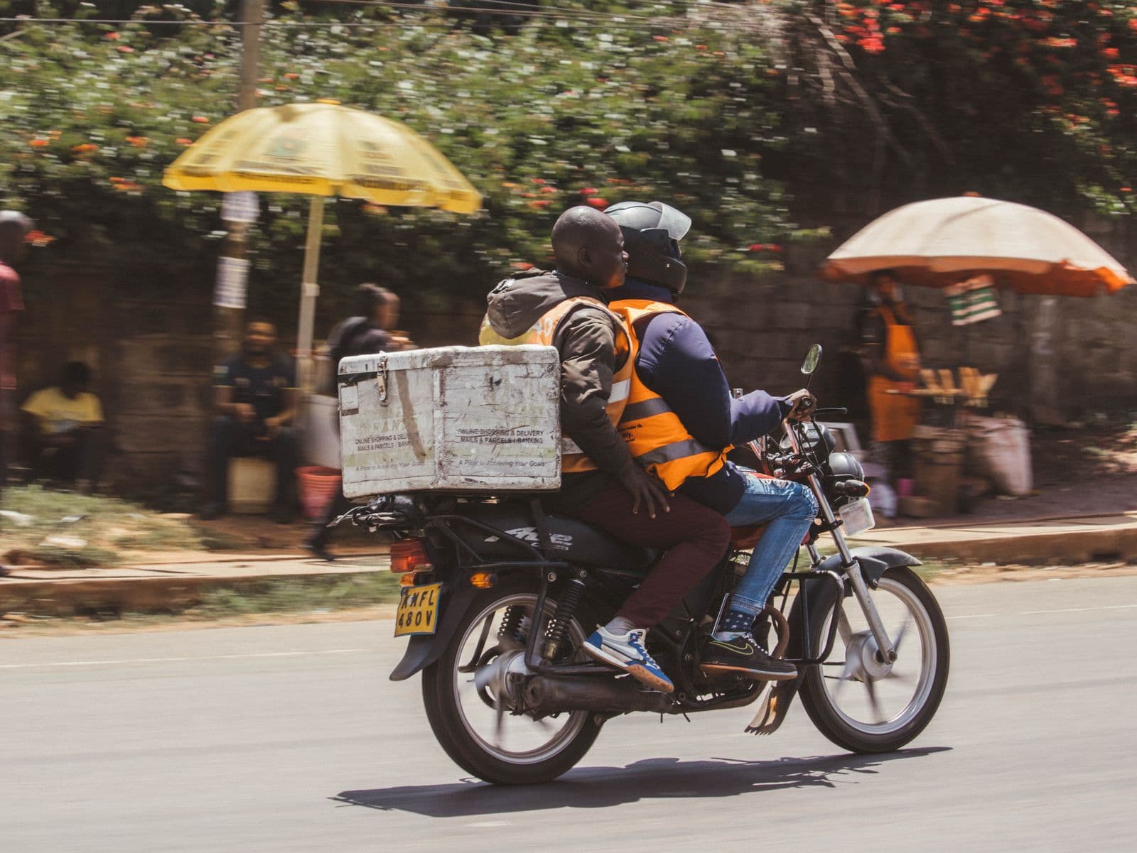 Livreur à moto dans la circulation